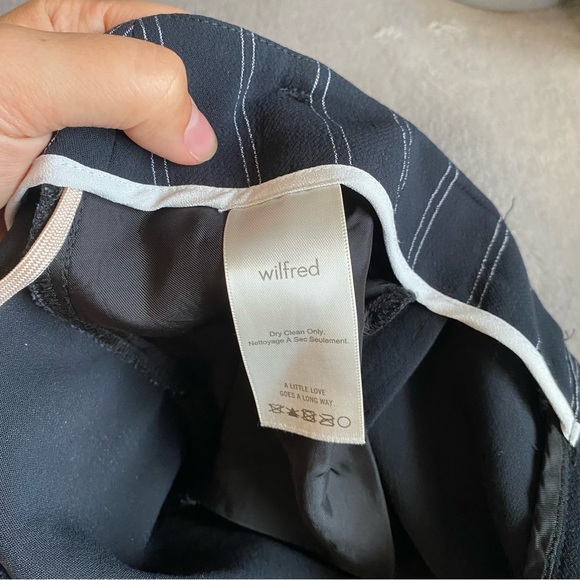 Aritzia Wilfred black pinstripe dress shorts size 0 - Picture 8 of 8